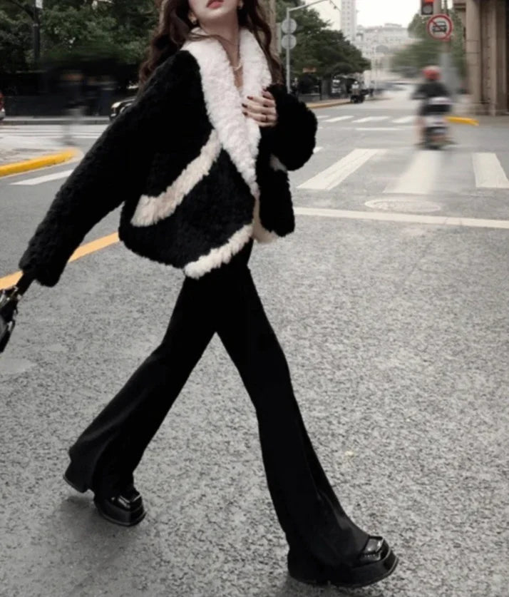 STACEY FELLJACKE SCHWARZ WEIß LOOK