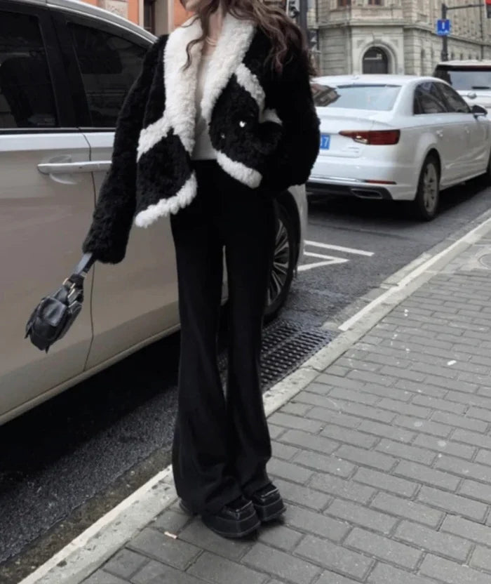 STACEY FELLJACKE SCHWARZ WEIß LOOK